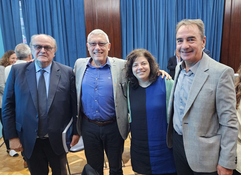 Encabezada por la Ministra de Salud Carla Vizzotti y el Secretario de Industria José de Mendiguren, se realizó la Mesa sectorial de equipamiento médico para fortalecer al sector. En el encuentro se trabajó en una agenda de implementación de herramientas con las que cuenta el Estado nacional para acompañar e impulsar el desarrollo de esta industria. Asistieron por CAEHFA, V. Iasévoli (Secretario) y A. Morales (Gerente).